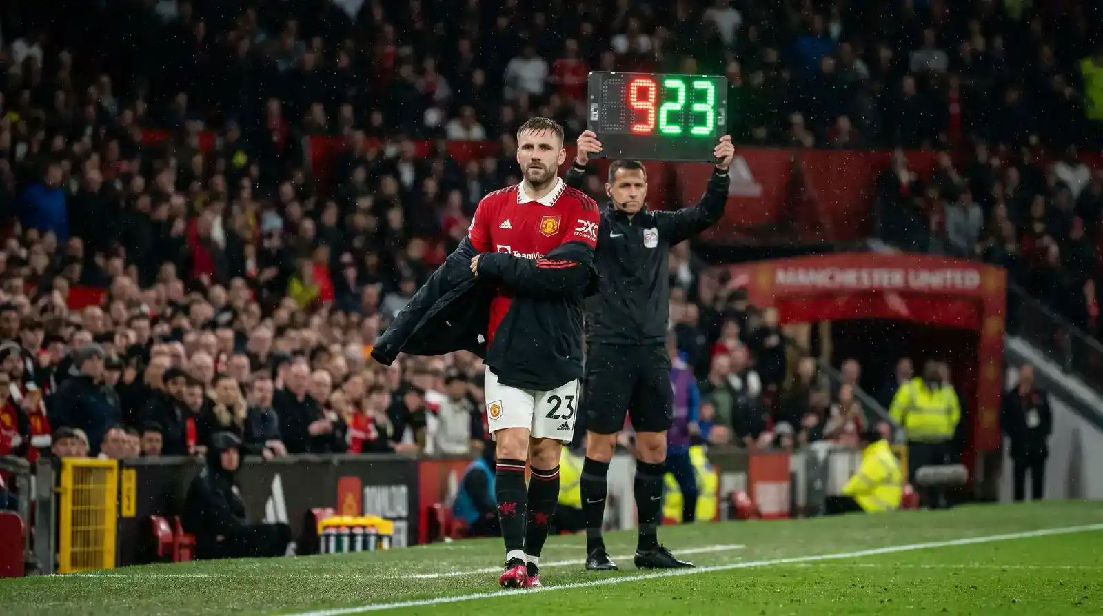 Substitute striker entering a Premier League match in the final twenty minutes during chasing-team pressure