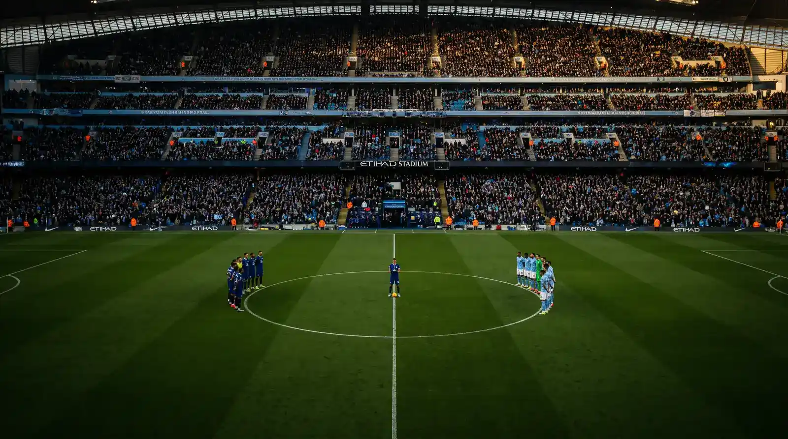 Defensive stalemate in a Premier League fixture with both teams compacted in midfield late in the match